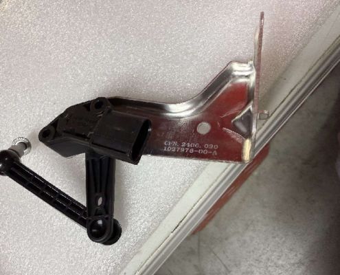 Sensor de suspensão pneumática dianteira direita Tesla Model S/X 1044941-00-B 11x10x5cm